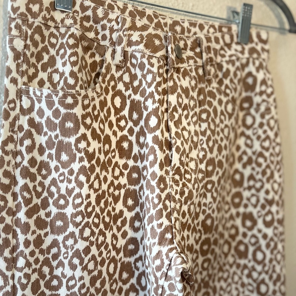 Women's SAINTS & HEARTS Beige White Cotton Blend Leopard Flare Jean Size 2 NWOT - Picture 7 of 9